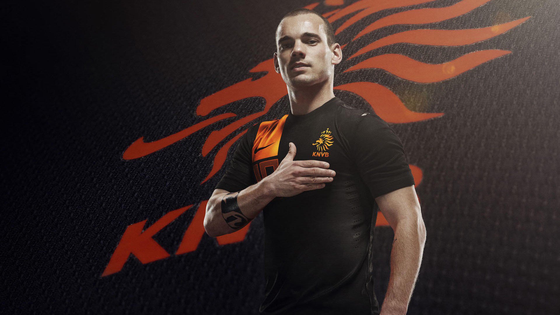 赛道上的毫厘之争，塞恩斯领衔阿斯顿马丁险胜雷诺车队